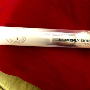 It cosmetics Heavenly skin CC perfecting brush.  #702.   NEW